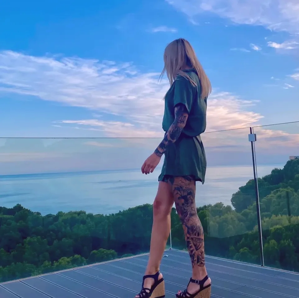 Yvonne, 25